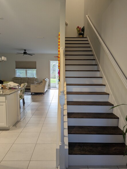 Living room - 1404 Brookdale Ct