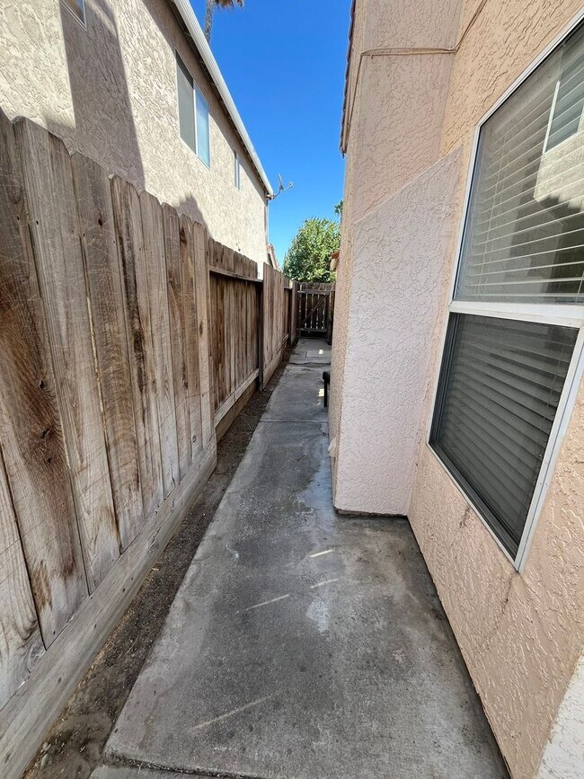 Building Photo - North Modesto Home