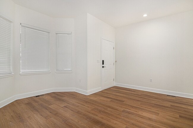 Building Photo - Fully renovated 3 bed/ 2.5 bath duplex in Casle Rock!!