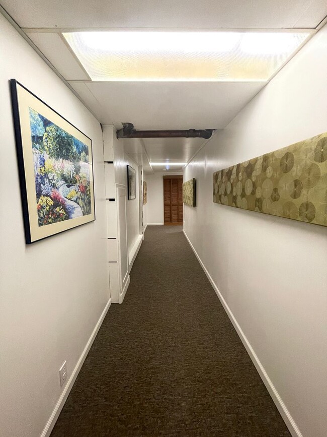 Building Photo - Spacious Garden-Level Studio in Prime Trav...