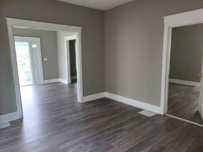 Building Photo - 2 bed 2 bath with bonus areas!  Leasing special- 1/2 month free with paid Security Deposit