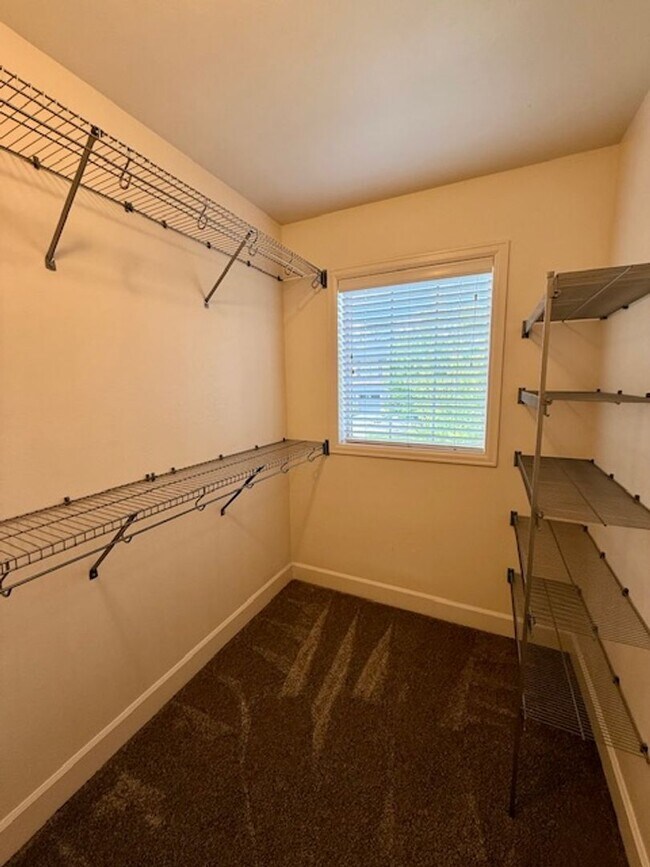 Building Photo - Beautifully renovated in NW Bend!  A/C!