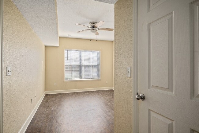 Building Photo - Renovated 1 Bedroom 1 Bathroom Condo with ...