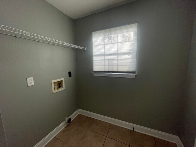 Building Photo - 858 Van Dyke Dr