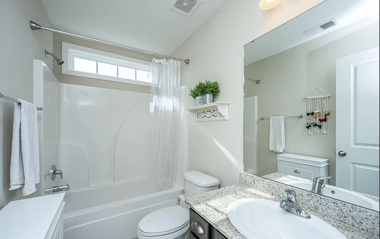 UpstairsBathroom - 72 Crossandra Ave