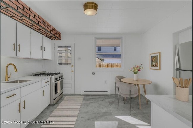 Building Photo - 53 Sobieski St