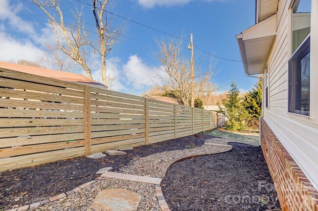 Building Photo - 10 Spruce Pine Dr