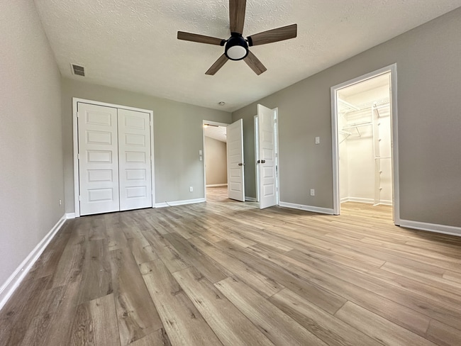 Building Photo - 572-574 Wedgewood Dr.