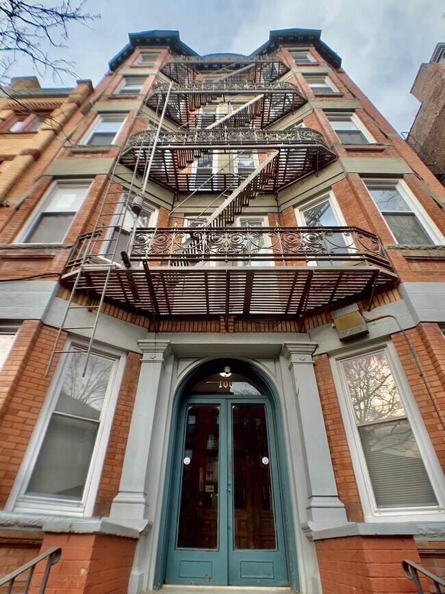 Building Photo - 106 11th St