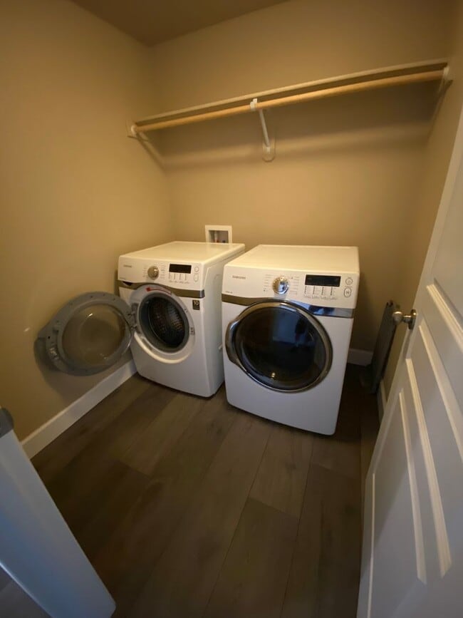 Building Photo - Newer NE Home, Gas Heat & A/C, All Applian...