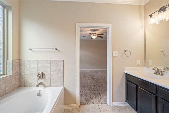 Building Photo - 667 Oak Cir Dr E