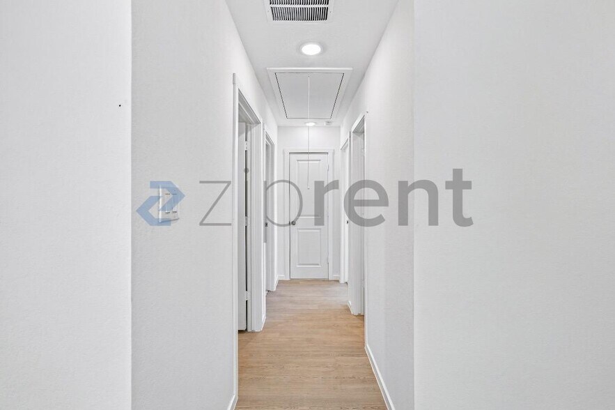 Building Photo - Unit