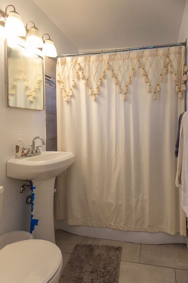 Building Photo - Students Welcome! 3 Bedroom Great Location!