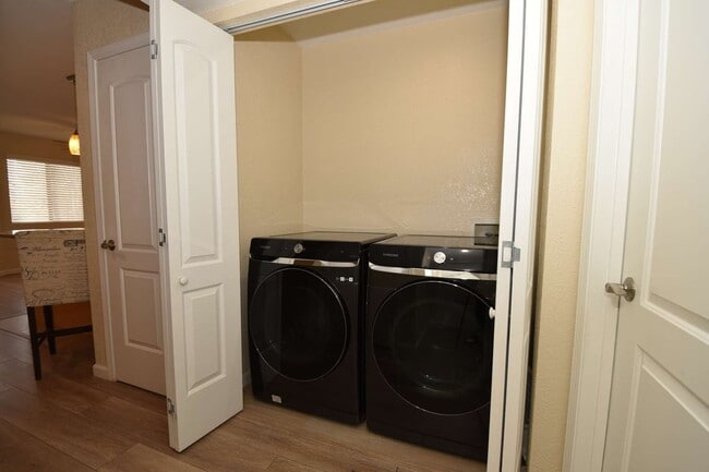 Building Photo - Large 2Bedroom | 2nd Floor | Highly Remodeled