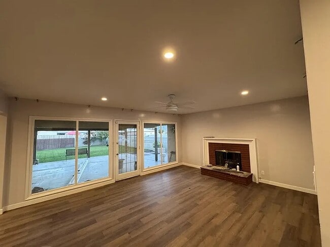 Building Photo - 2718 Lancaster Dr