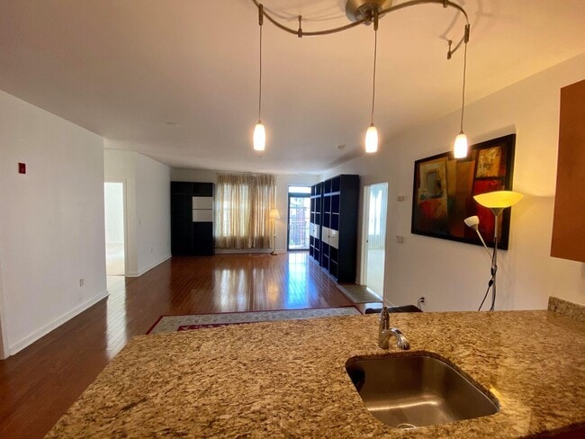 Building Photo - Charming 2Bedroom/2Bath Condo in Heart of ...