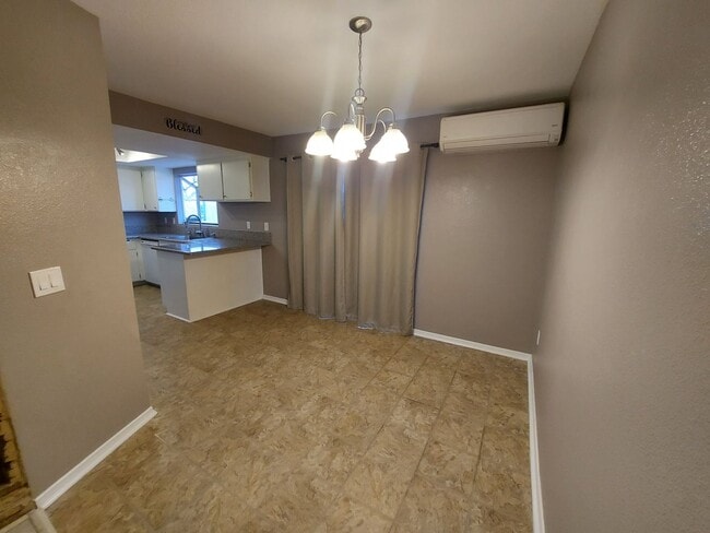 Building Photo - Cozy 2 Bedroom w/ Den close to JTNP