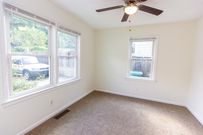 Building Photo - 231 Maple St