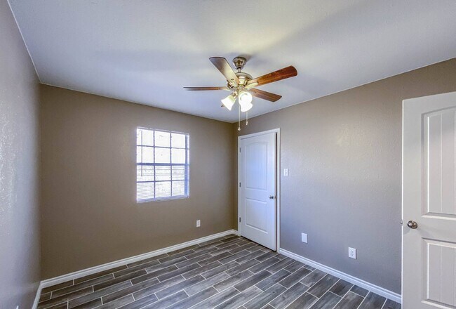 Building Photo - 2208 Shoemaker Dr