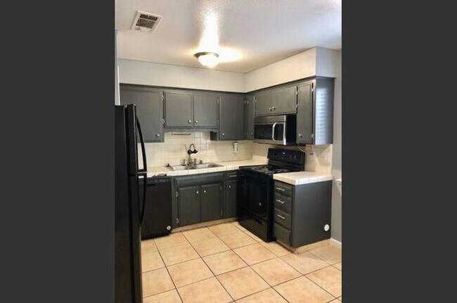 Building Photo - 1620 E Yale Ave