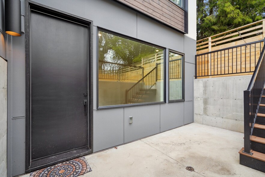 Building Photo - 2713 W Howe St