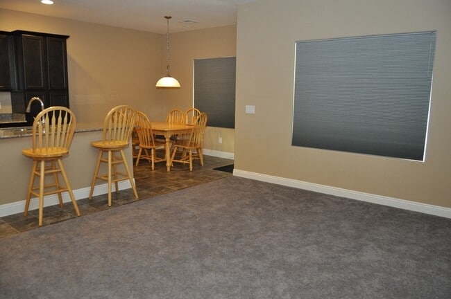 Building Photo - Fabulous 3 bedroom home in gated community!