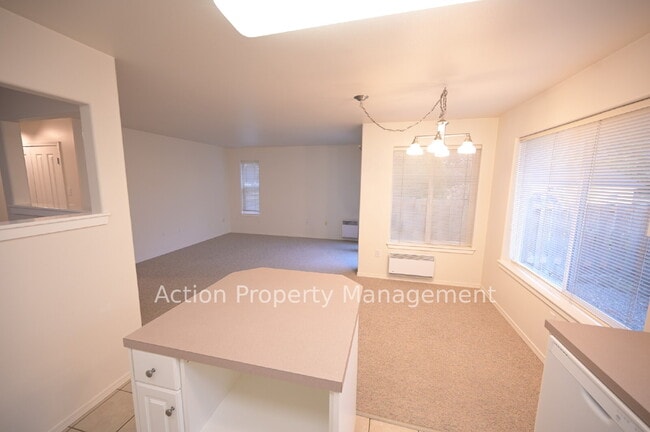 Building Photo - 2 bed, 2 bath, 1 car garage in a 4-plex, in Sequim