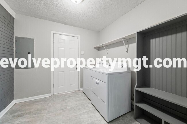Building Photo - Charming Newly Renovated Home in East Memp...