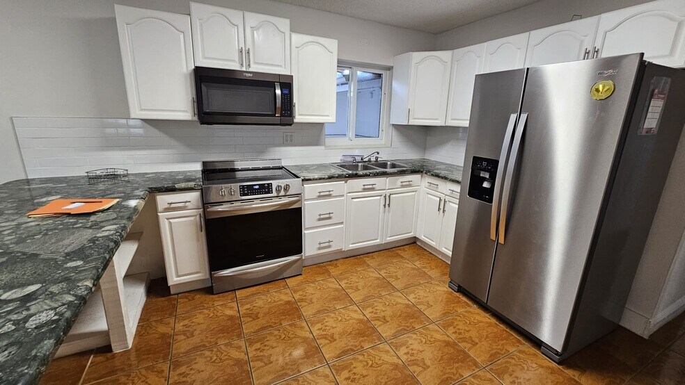 Building Photo - 3201 SW 98th Ave