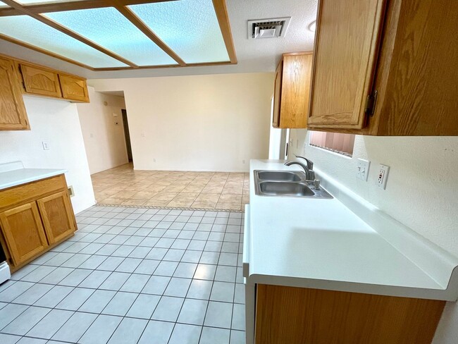 Building Photo - Cute 3 Bedroom Home in Center of Kingman! *CURRENTLY OCCUPIED, PLEASE DO NOT DISTURB THE TENANTS*