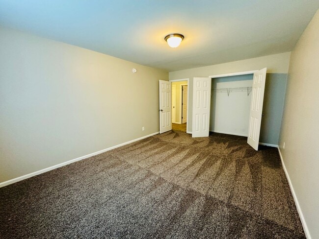 Building Photo - Move-in ready!