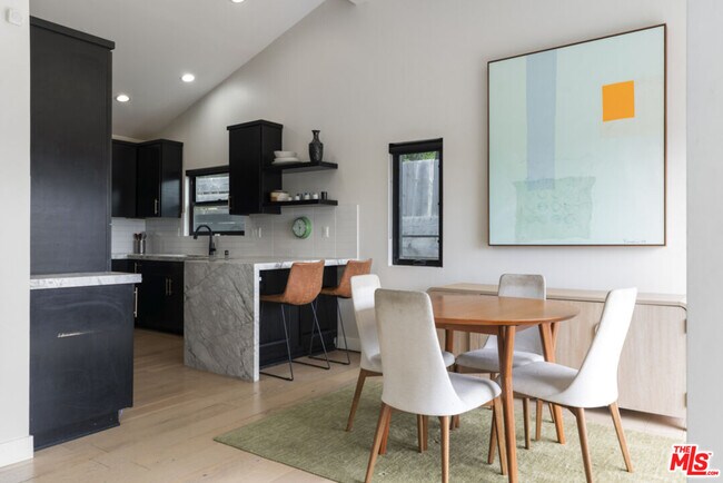 Building Photo - 3923 Fernwood Ave