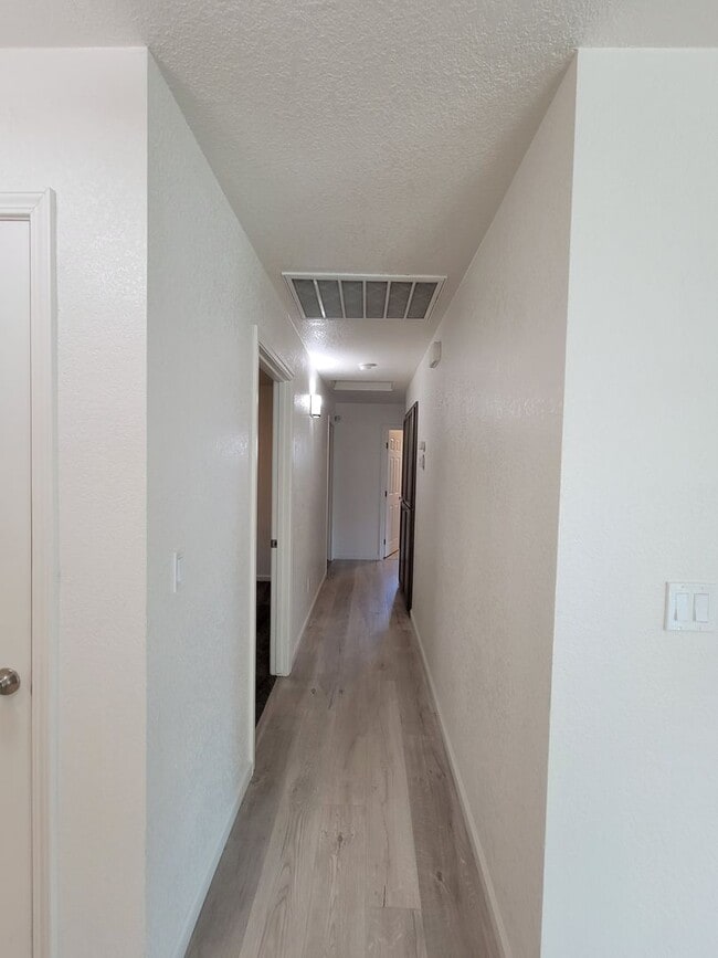 Building Photo - Beautiful 3 Bedroom 2 Bathroom Home in SW Visalia!