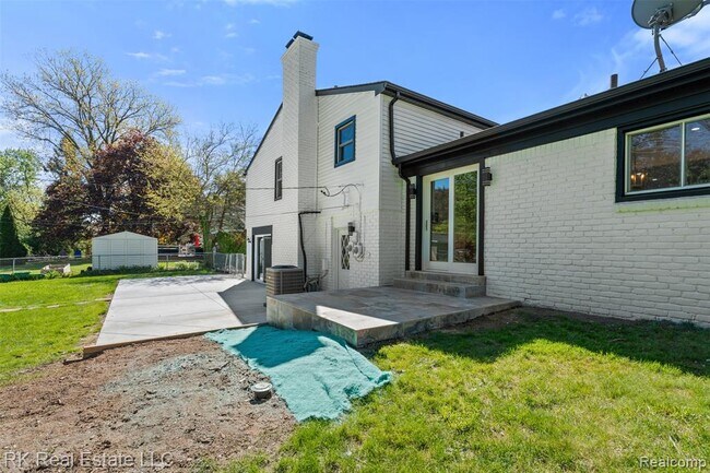 Building Photo - 30728 W 14 Mile Rd