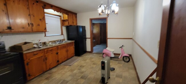 Building Photo - Brick ranch in Southside with large privat...