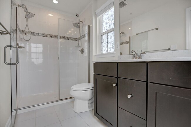 Building Photo - Stunning Townhome with Water Views!