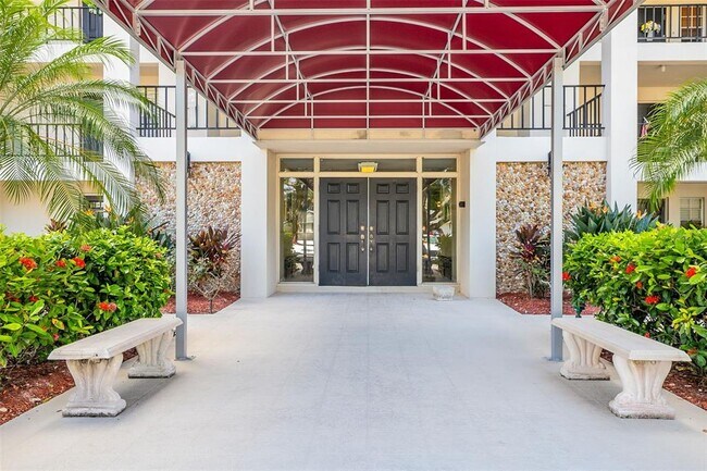 Building Photo - 7461 W Country Club Dr N