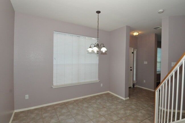 Building Photo - All appliances included! Gated lock and leave condo community in North Austin