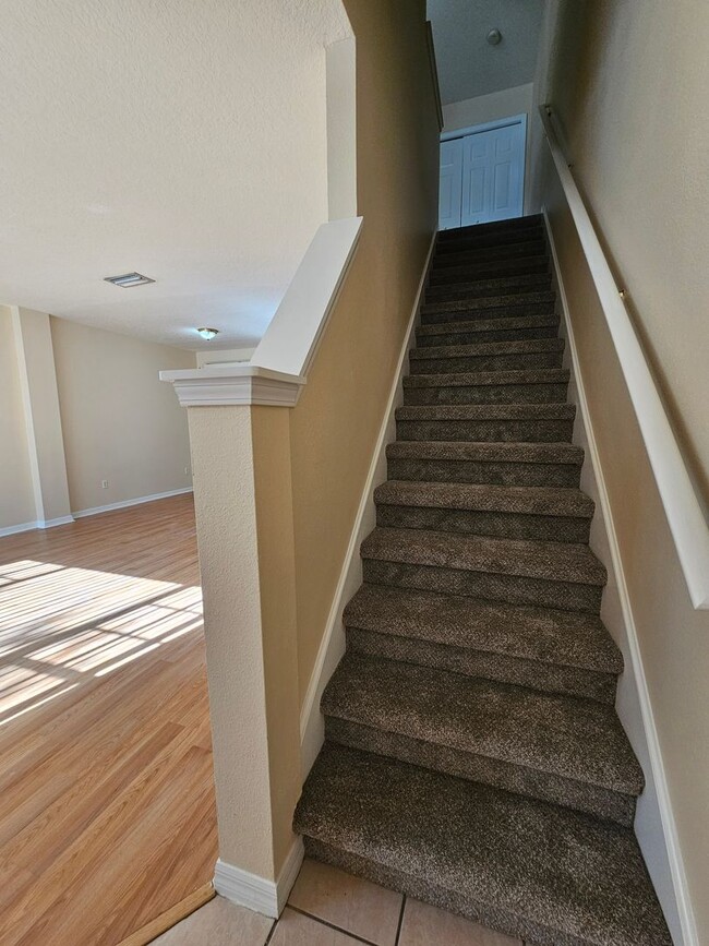 Building Photo - 2 bed/1.5 bath Townhouse in Lakeview Village