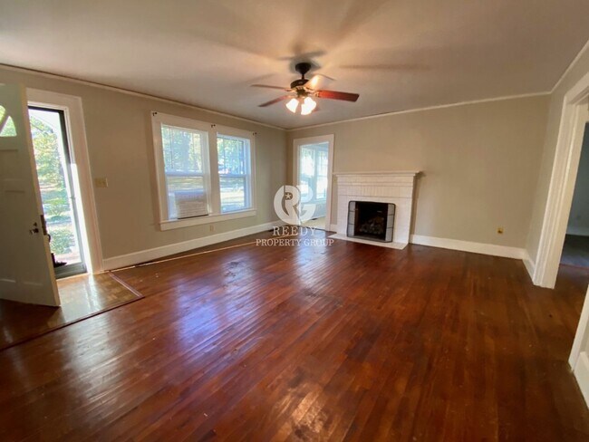 Building Photo - Spacious 3 bedroom  and 1 bath home with FENCED IN BACKYARD located minutes from downtown Spartan...