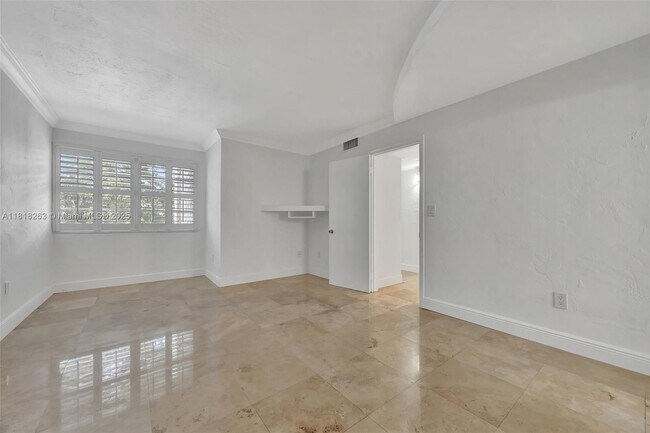Building Photo - 6890 N Kendall Dr