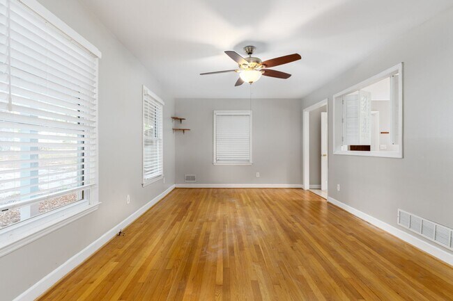 Building Photo - Charming ranch - style home in an unbeatab...