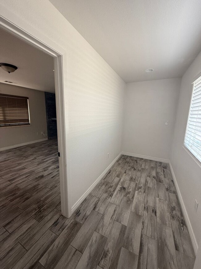 Building Photo - 1-Bedroom Unit with Parking & Appliances –...