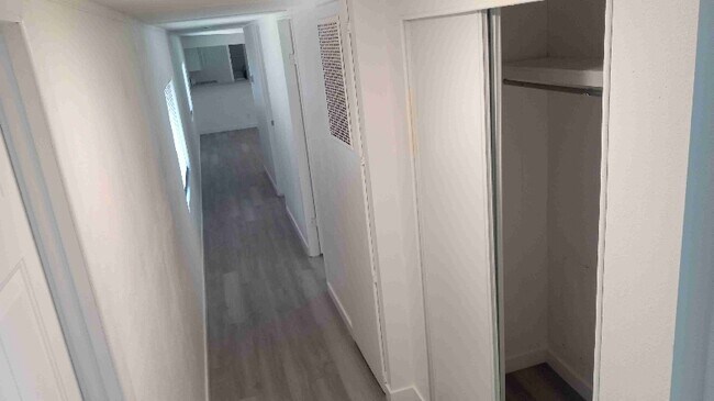 Building Photo - 200 W 1st St