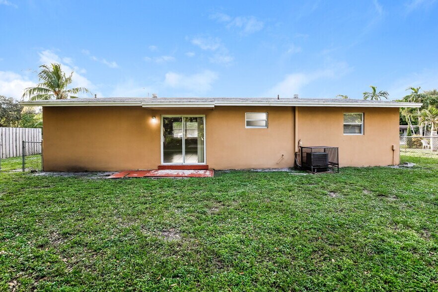 Building Photo - 1706 NW 14th Ave