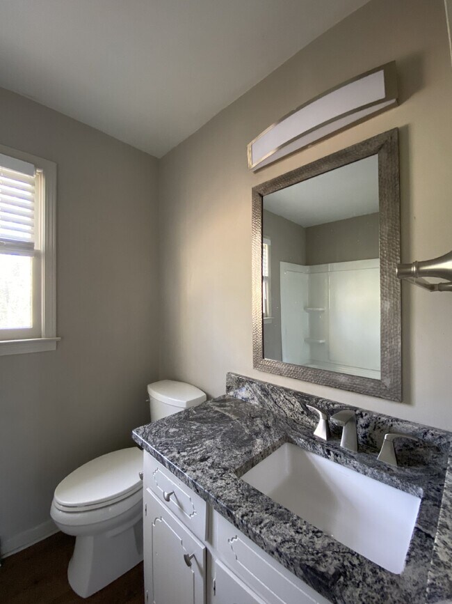 Building Photo - 2 Bedroom | 1 Bathroom | Walk to Downtown Simpsonville | Available Now