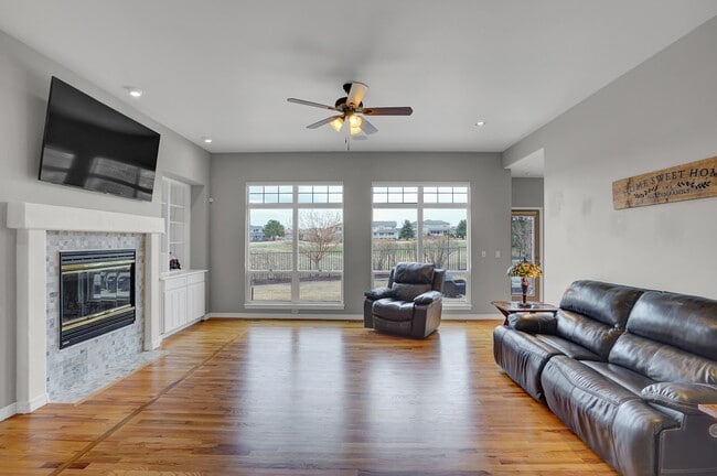 Building Photo - 10071 Clovercrest Dr