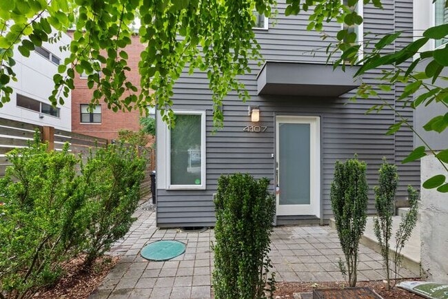 Building Photo - Trendy West Seattle Townhome w/Air Conditioning and Rooftop Deck