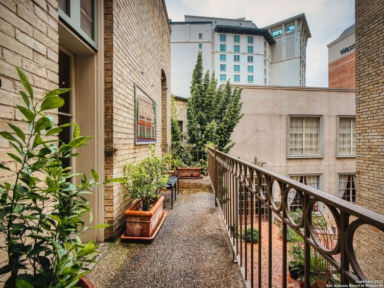 Building Photo - 211 N Presa St