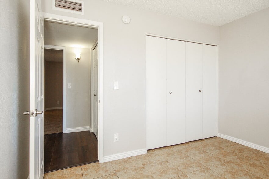 Building Photo - 10308 W Calle Del Oro